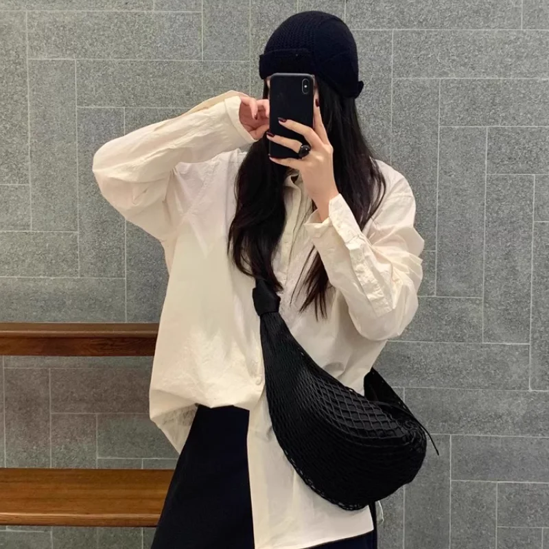 

A Niche Designer's Contrasting Color Woven Net Bag With A Crossbody Horn Bag