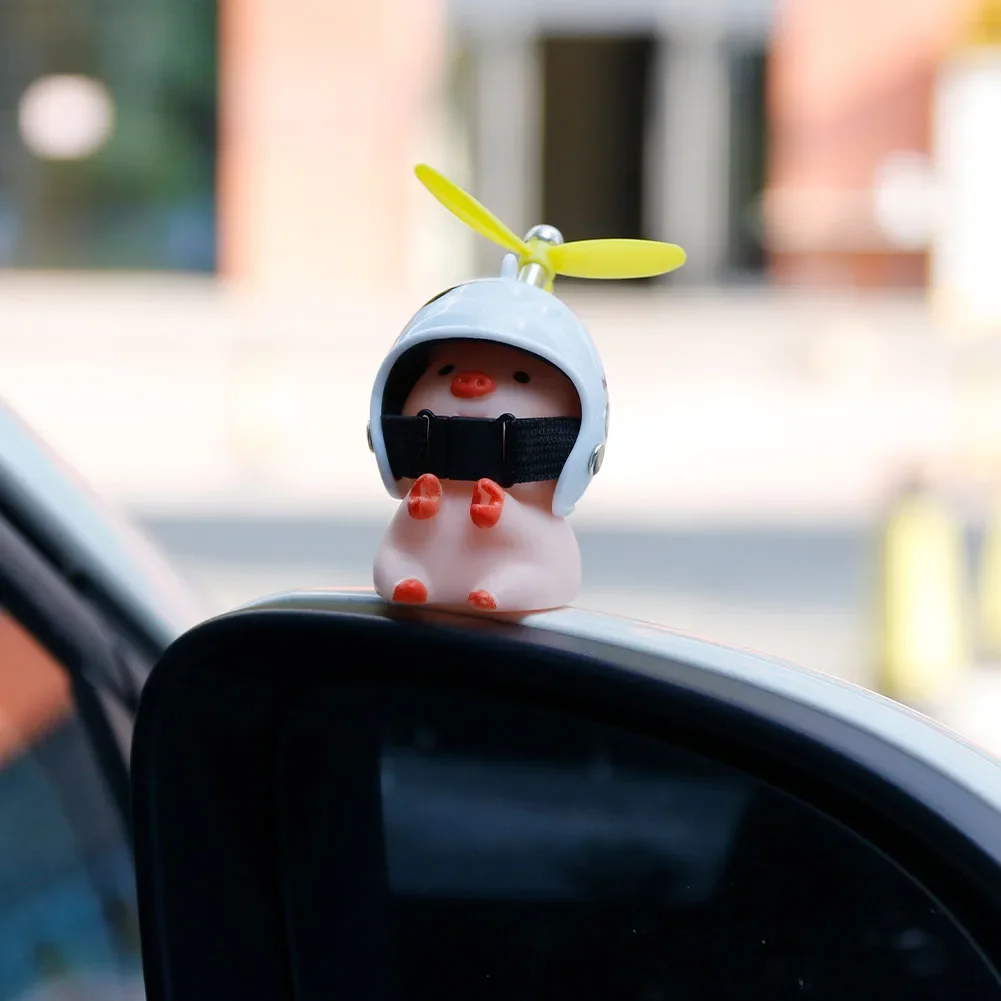 الرياح المكسورة سيارة لطيف ليتل الوردي خنزير مع خوذة المروحة الرياح كسر بطة الطريق دراجة موتور خوذة ركوب الدراجات سيارة ديكور #3