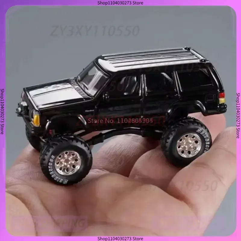 Tuoyi xcartoys liga 1/64 cherokee modelo de carro de brinquedo fora de estrada fluorescente verde 190 desktop coleção de moda ornamento brinquedo presente