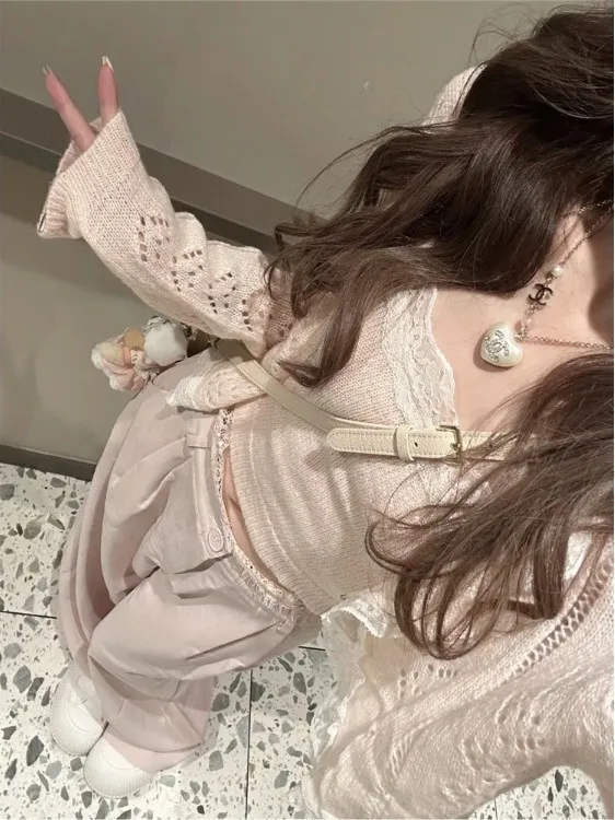 

Весна 2026: Новинка! Модный женский комплект из двух предметов: вязаный топ с кружевными вставками и мягкие персиково-розовые трусики.