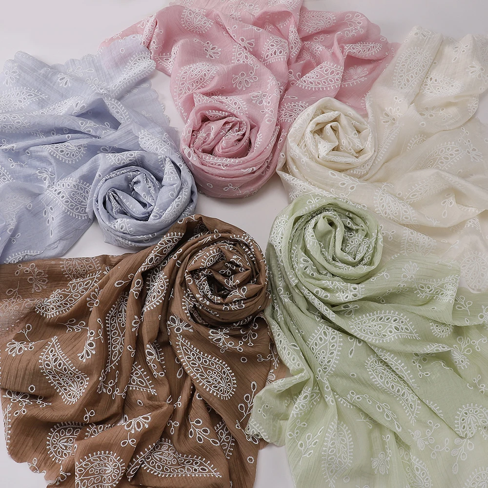 Eleganter weißer Hijab mit Paisley-Stickerei und Crinkle-Optik, Schal mit Muschelkanten-Spitze, weicher muslimischer Kopftuch, islamischer Alltagsschal – Detail 9