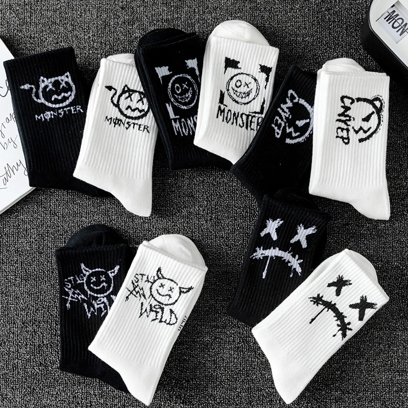Black White Gothic Graffiti Crew Socks Unisex, Monster Devil Cat Face Print Cotton Socks, Harajuku Streetwear Skate Casual Fashion Novelty Socks