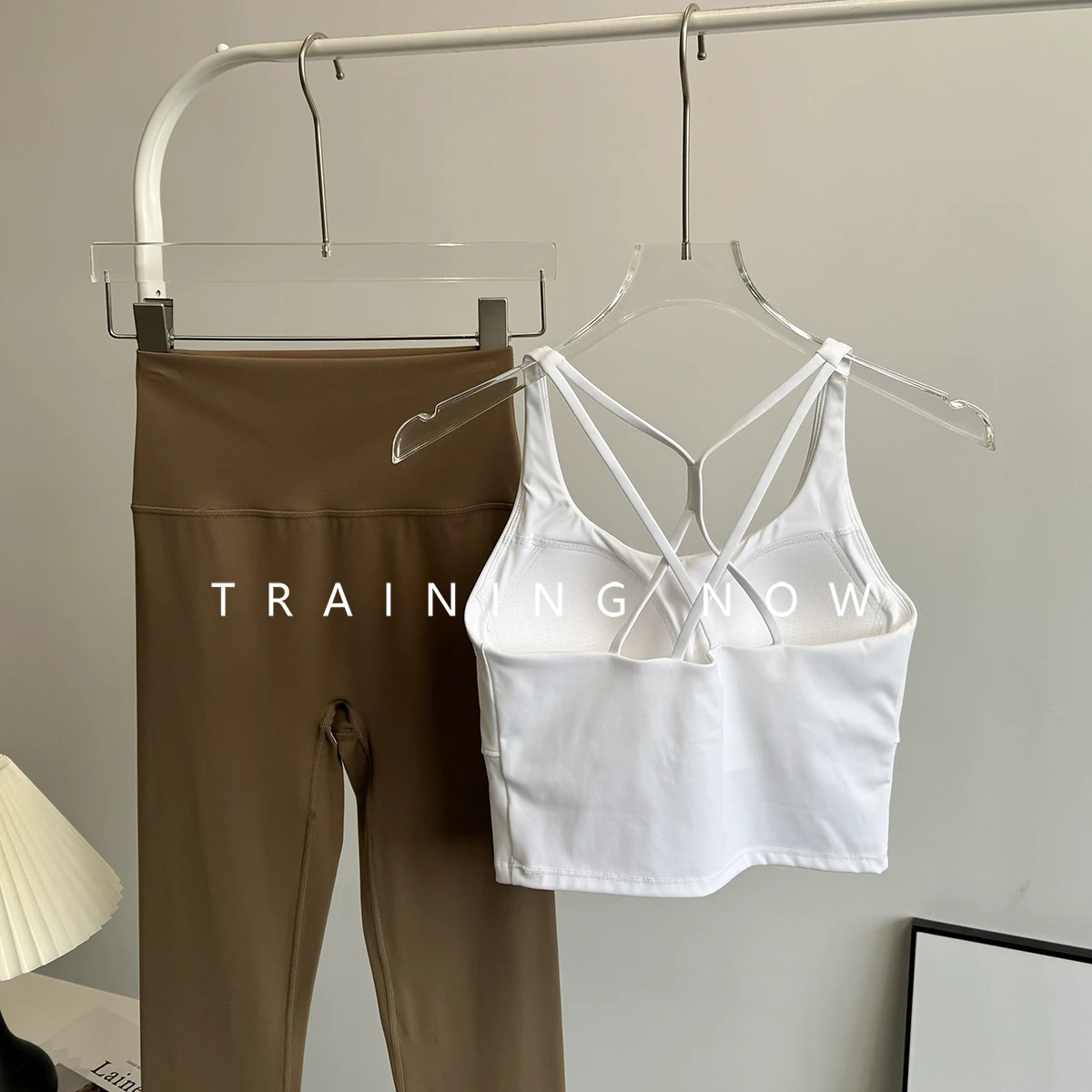 

Интегрированный костюм для йоги, комплект с красивой спинкой для женщин, лето, профессиональный быстросохнущий бюстгальтер для бега, модный элитный спортивный костюм