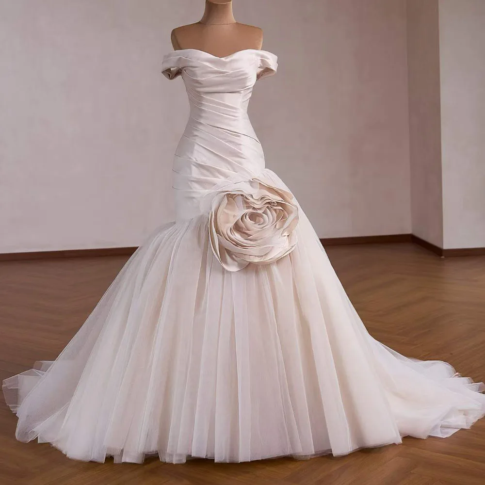 

Элегантное свадебное платье-русалка с вырезом «сердечко», открытыми плечами, шнуровкой на спине, драпировкой и 3D цветами.