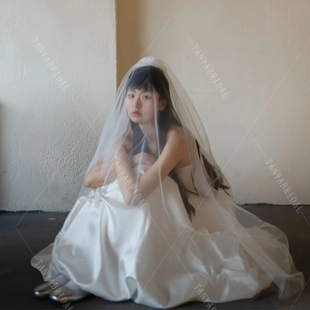 Trägerloses Satin-Brautkleid, ärmellos, A-Linie, Tee-Länge, schlichtes Hochzeitskleid, Outdoor, Garten, Braut-Fotoshooting-Kleid TSWD732