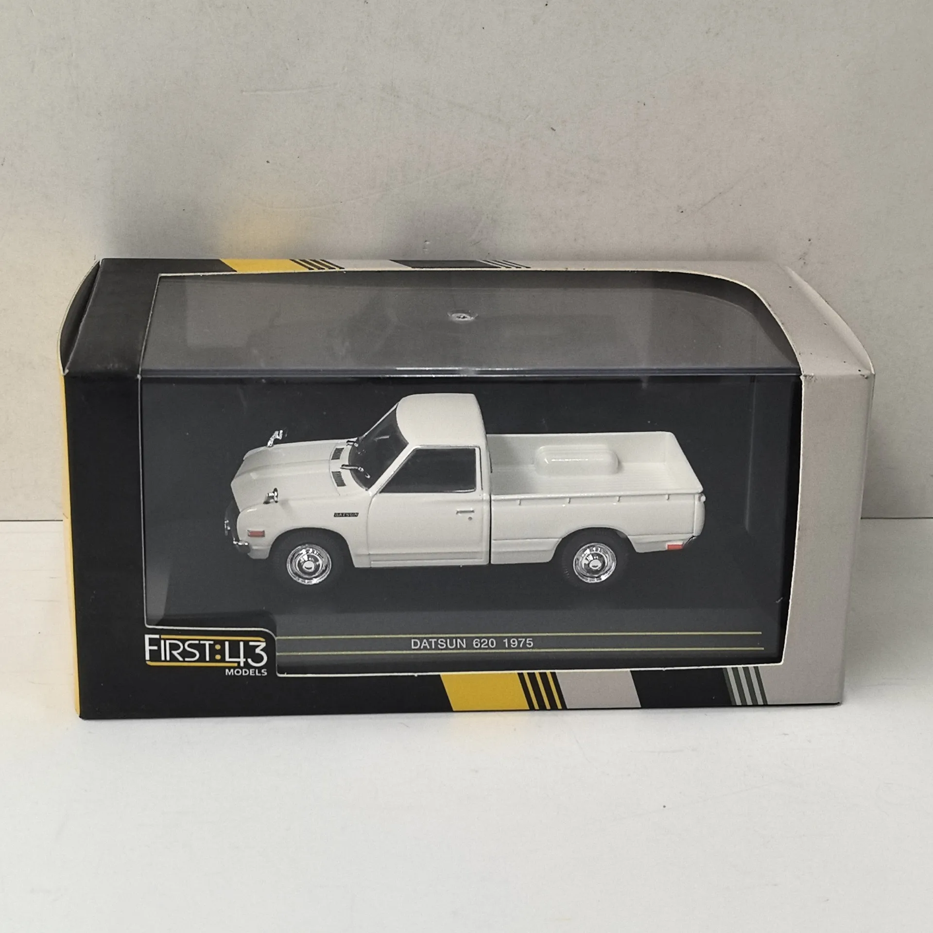 

Diecast FIRST 1/43 Scale DATSUN 620 1975 Datsun Pickup Alloy Car Model Collectible Toy Gift Souvenir Display Ornament