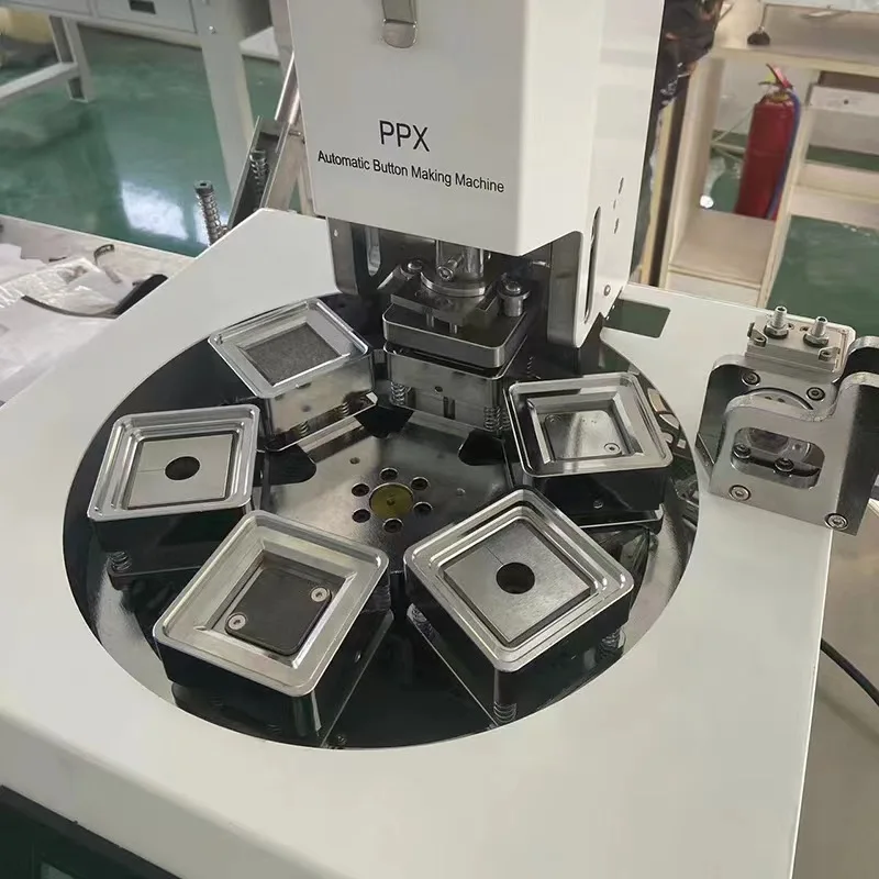 حجم المنتج 50*50 مللي متر (2*2 بوصة) ، آلة هوائية Ppx شبه أوتوماتيكية صنع شارة بدبوس مغناطيسية للثلاجة