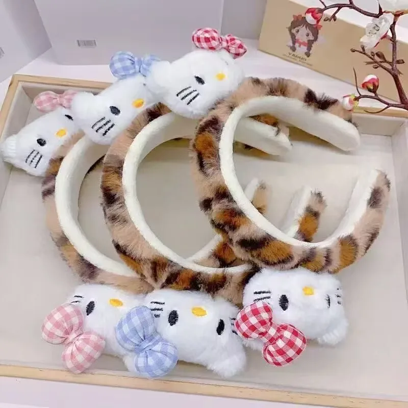

Sanrio Hello Kitty с леопардовым принтом, плюшевая повязка для волос для девочек, домашний головной убор для завязывания волос, нескользящая заколка для волос, подарок на зиму и Хэллоуин