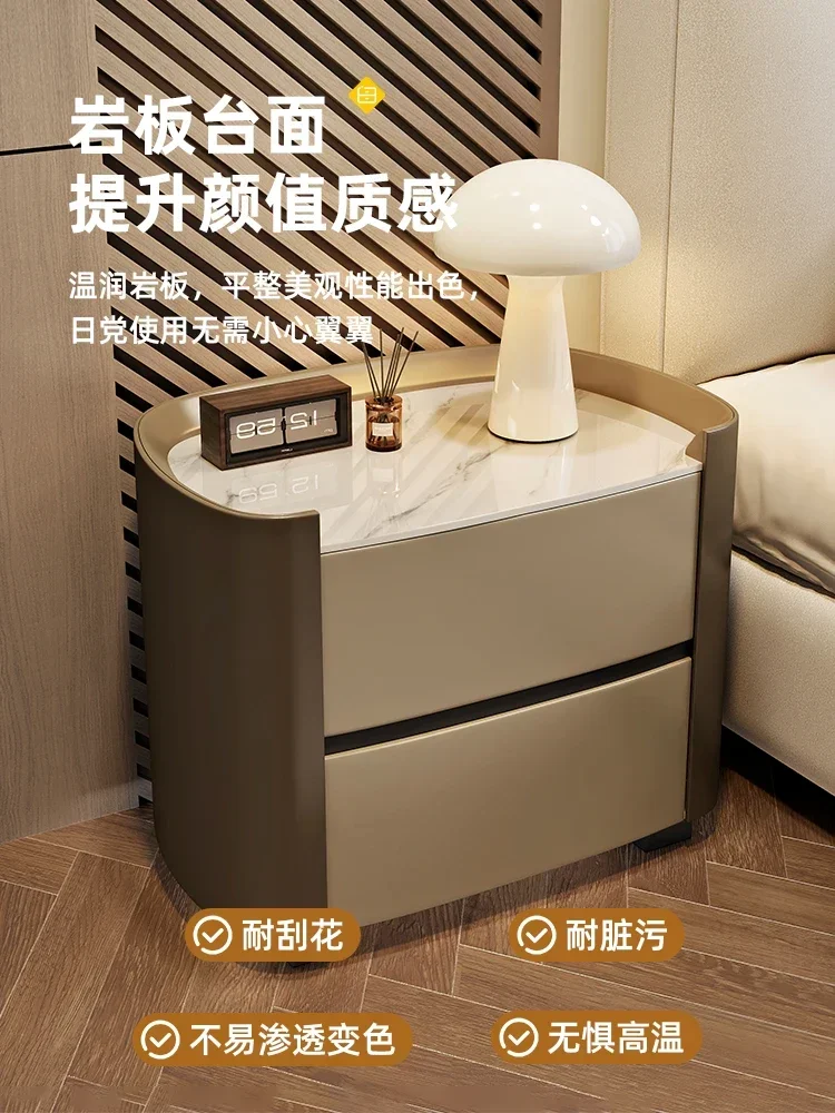 طاولة بجانب السرير من الخشب الصلب الجديد لعام 2024، طاولة بجانب السرير فاخرة لغرفة النوم الراقية، خزانة تخزين بسيطة وحديثة