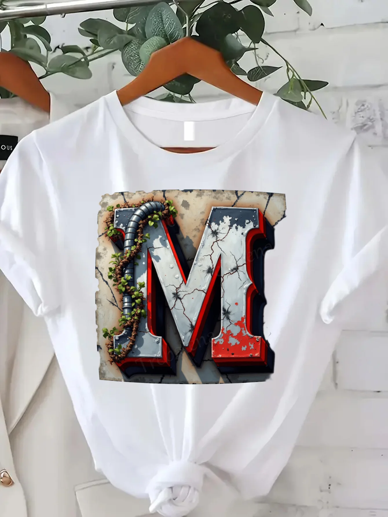 تي شيرت نسائي مريح مطبوع عليه رسومات صناعية ريفية "M" للنساء، نمط معدني عتيق، مظهر حضري أنيق