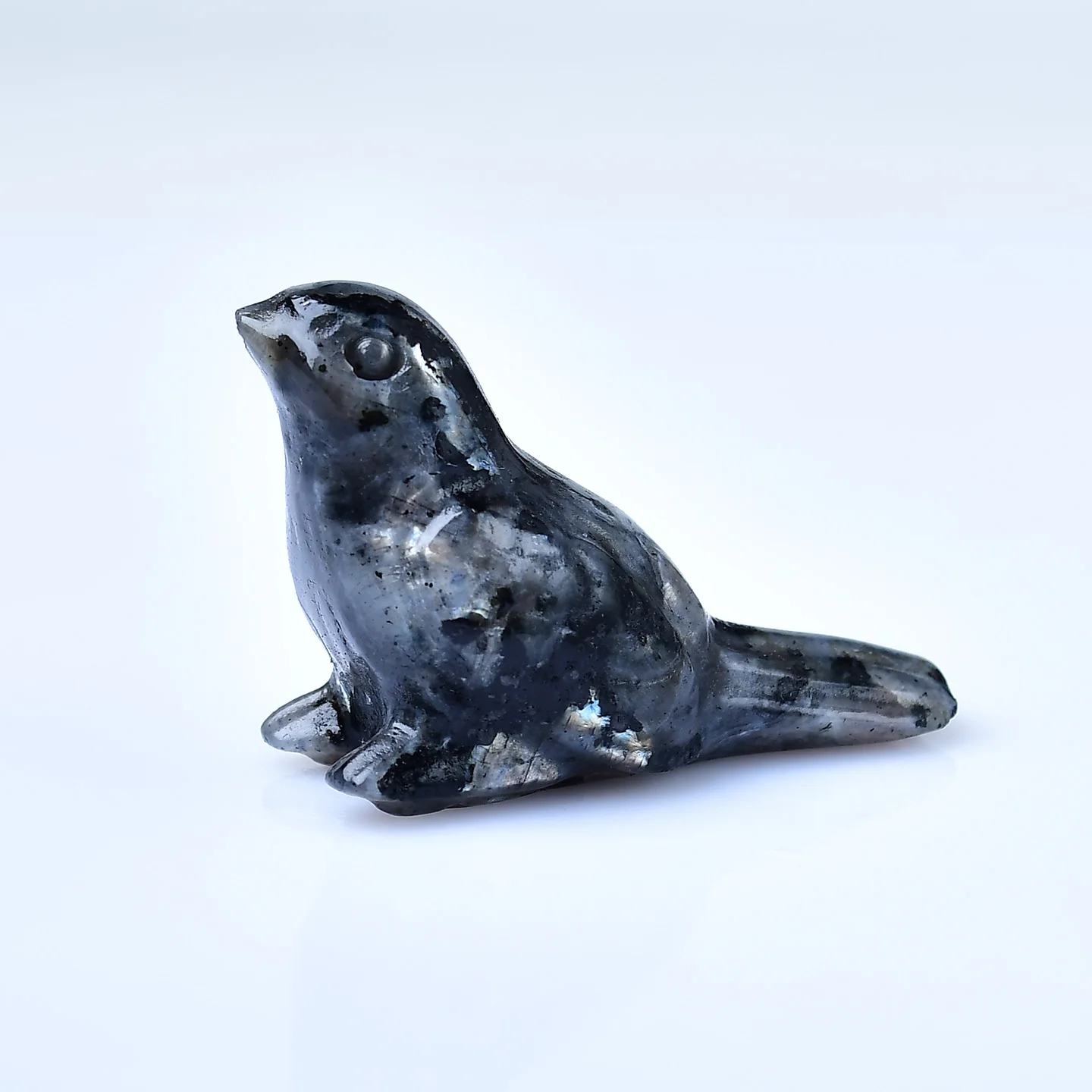 Natural crystal carved into a bird, a perfect crystal gift, a decorative item suitable for home decoration