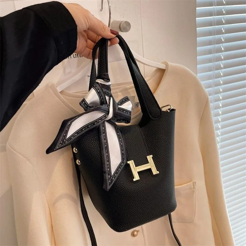 

Двухцветная кожаная сумка-саквояж для женщин, сумка через плечо контрастного цвета, вневременной дизайн с современным поворотом для работы