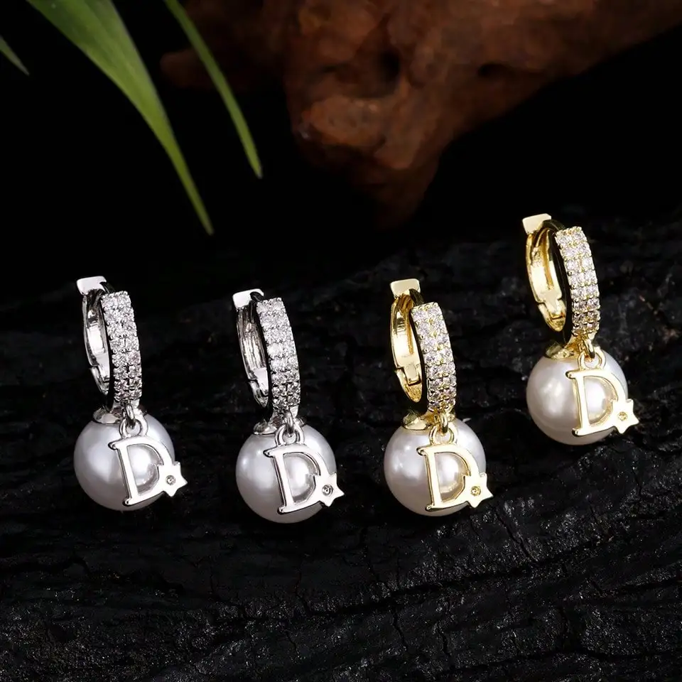 

A Pair Of Light Luxury Exquisite Inlaid Zirconia Faux Pearl Letter D Pendant Earrings With Ladies' Temperament And High-End Feel, Versatile Earrings For Banquets