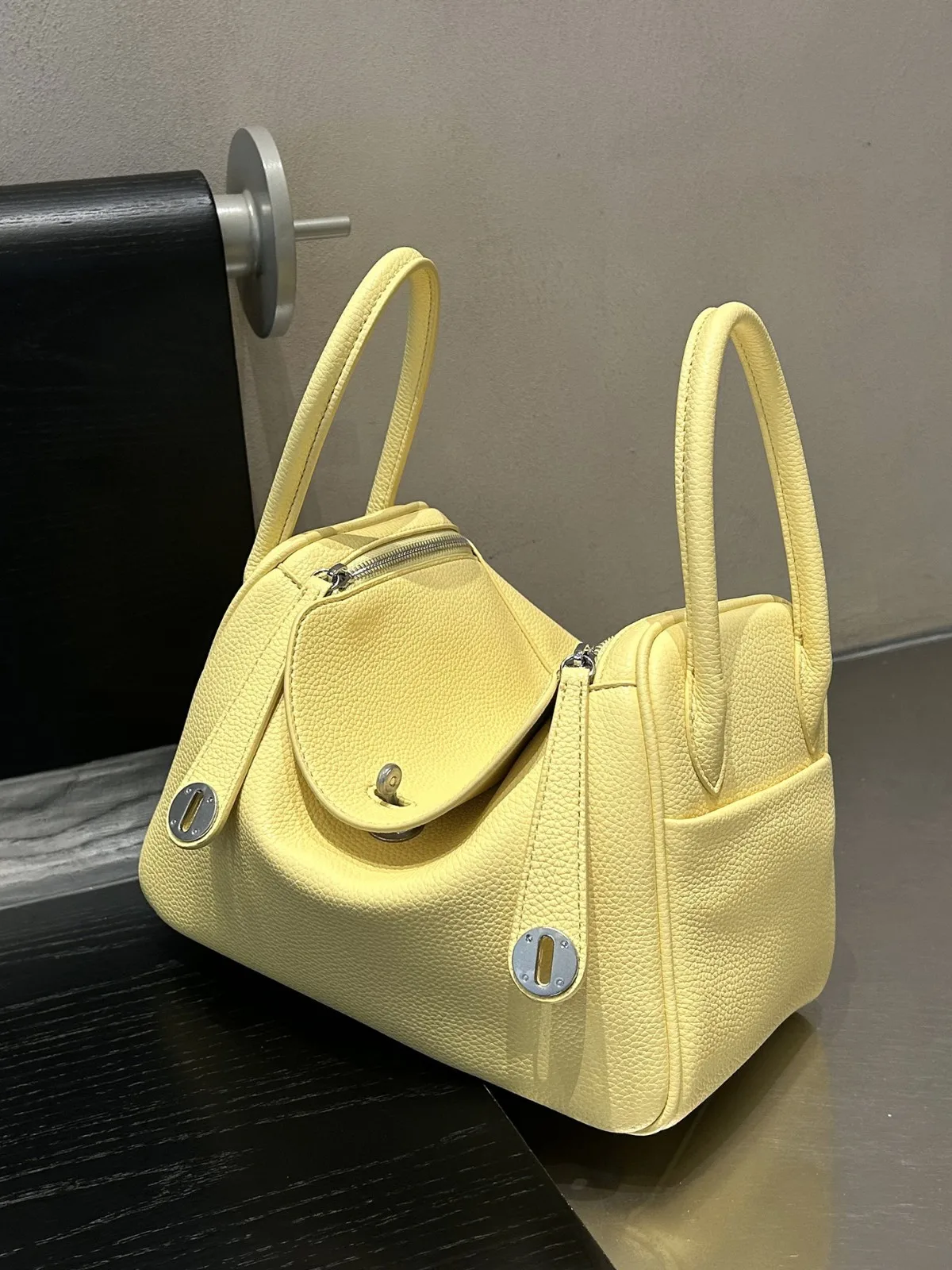 New Fashionable Large Capacity Trendy Comfortable Touch Single Color Practical Commuter Women's Single Shoulder Handbag