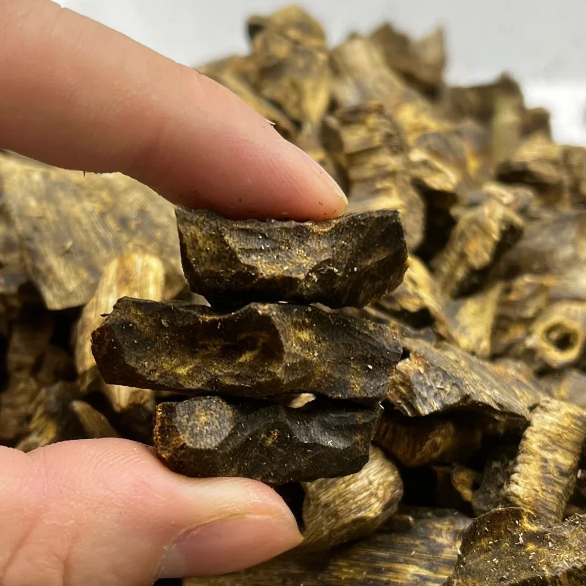 100g  Lot High Grade Natural Qi Nan nine points sink Small Oud Chip Underwater Wood Oud Full Resin