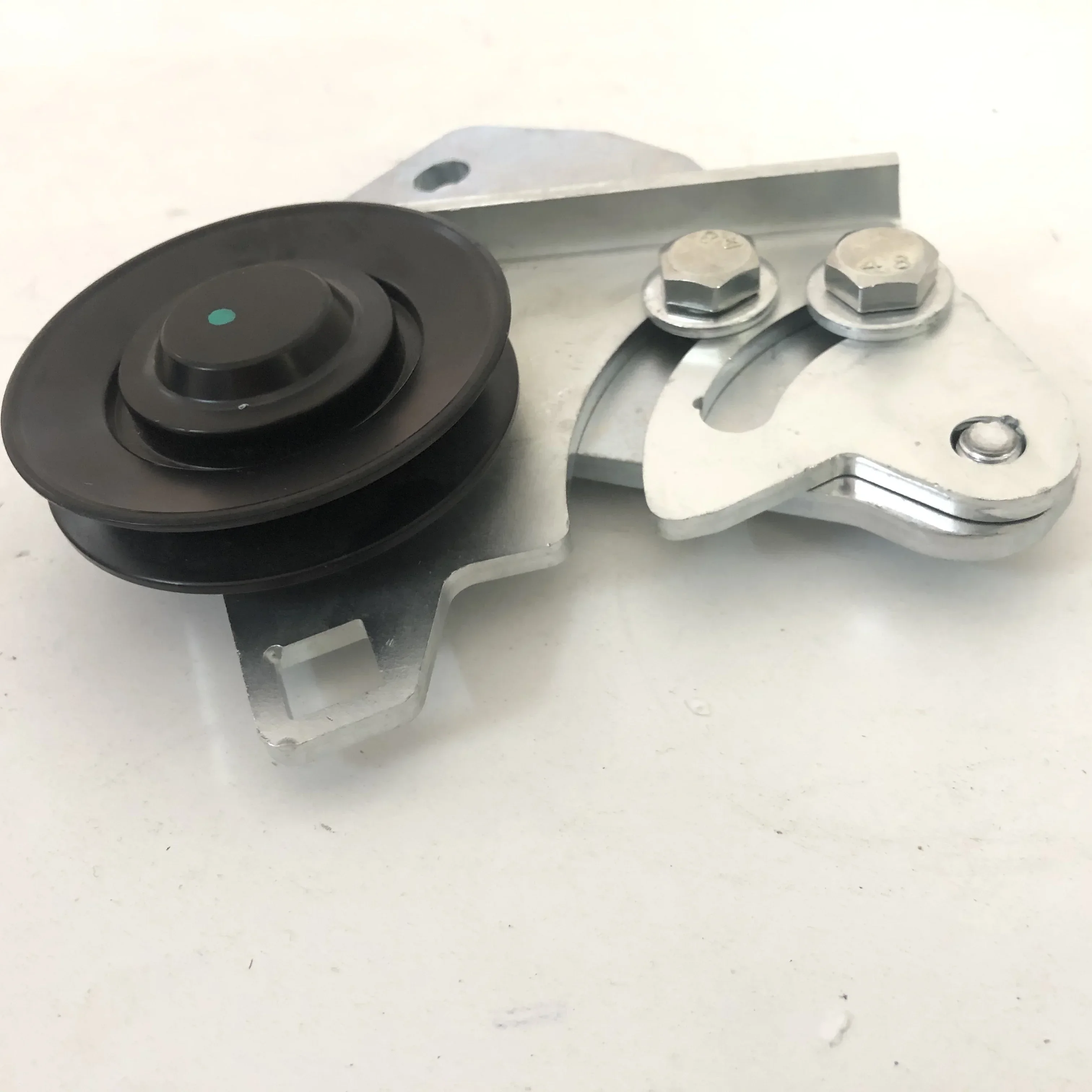 Puleggia tenditore deutz TD2011L04 ad alte prestazioni 04102367 04103166 04103354