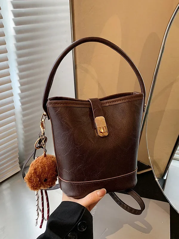 

2025 новая женская кожаная водонепроницаемая маленькая повседневная модная сумка-мессенджер для работы и поездок на работу, нишевая дизайнерская сумка на плечо, сумка