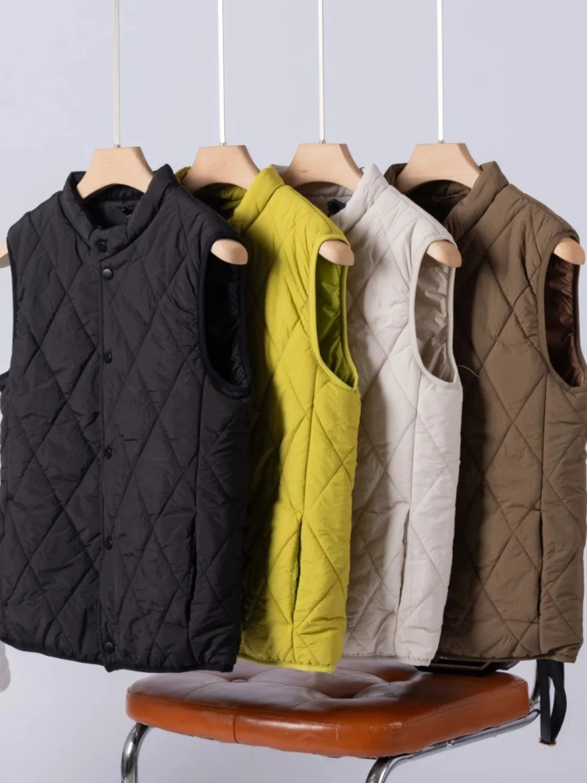 

Lightweight Windproof Warm Fce Lined Stand Collar Vest for Men And Women Suitable for All Seasons Color Versatile