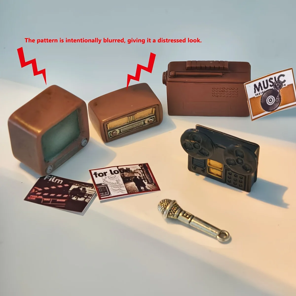 8-teiliges Retro-Miniatur-Audio-Video-Set, Projektor, Fernseher, DVD, Radio mit Mikrofon, Vintage-Puppenhaus-Filmszenen-Dekor, Sammlerstück-Geschenk – Detail 6
