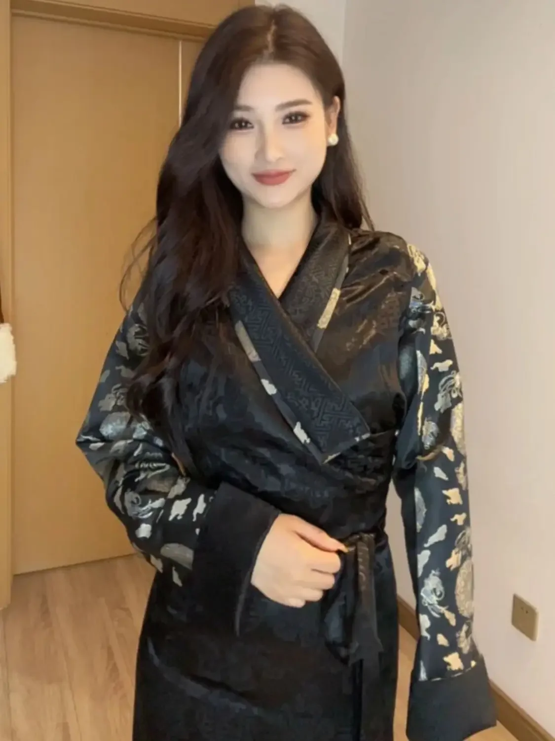 Populaire Tibetaanse vrouwen die lange Tibetaanse dagelijkse vrijetijdskleding splitst Tibetaanse kleding