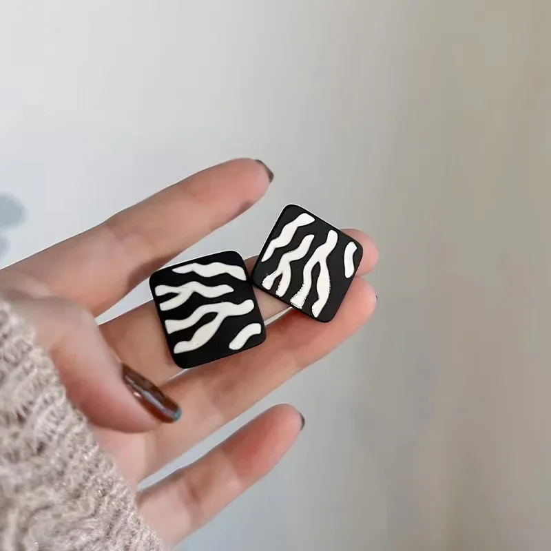 هندسية ساحة وأقراط للنساء ، أبيض وأسود شريط ، 925 الفضة إبرة ، العصرية ، بسيطة ، مزاجه ، جديد