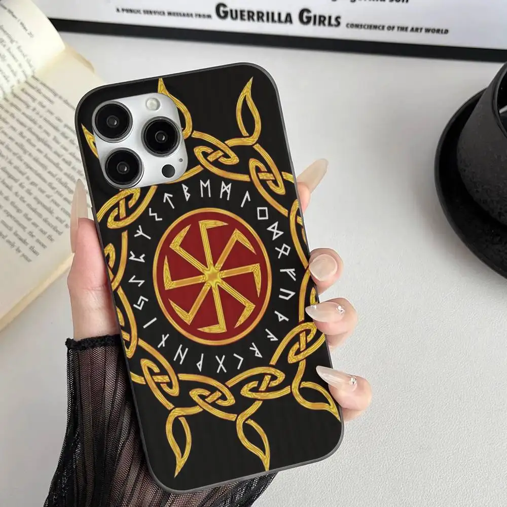 スラブのバイキングのシンボル「コロヴラート」のソフトで波型の透明なスマホケース（iPhone 17、15、16、11、12、13、14 Pro Max Plus Pro対応）