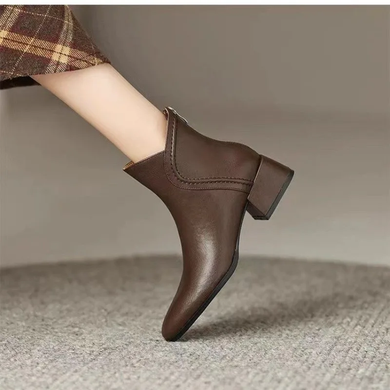 Botas femininas de salto grosso, botas curtas na moda, design de zíper traseiro, monocromático, novo, outono e inverno, 2024