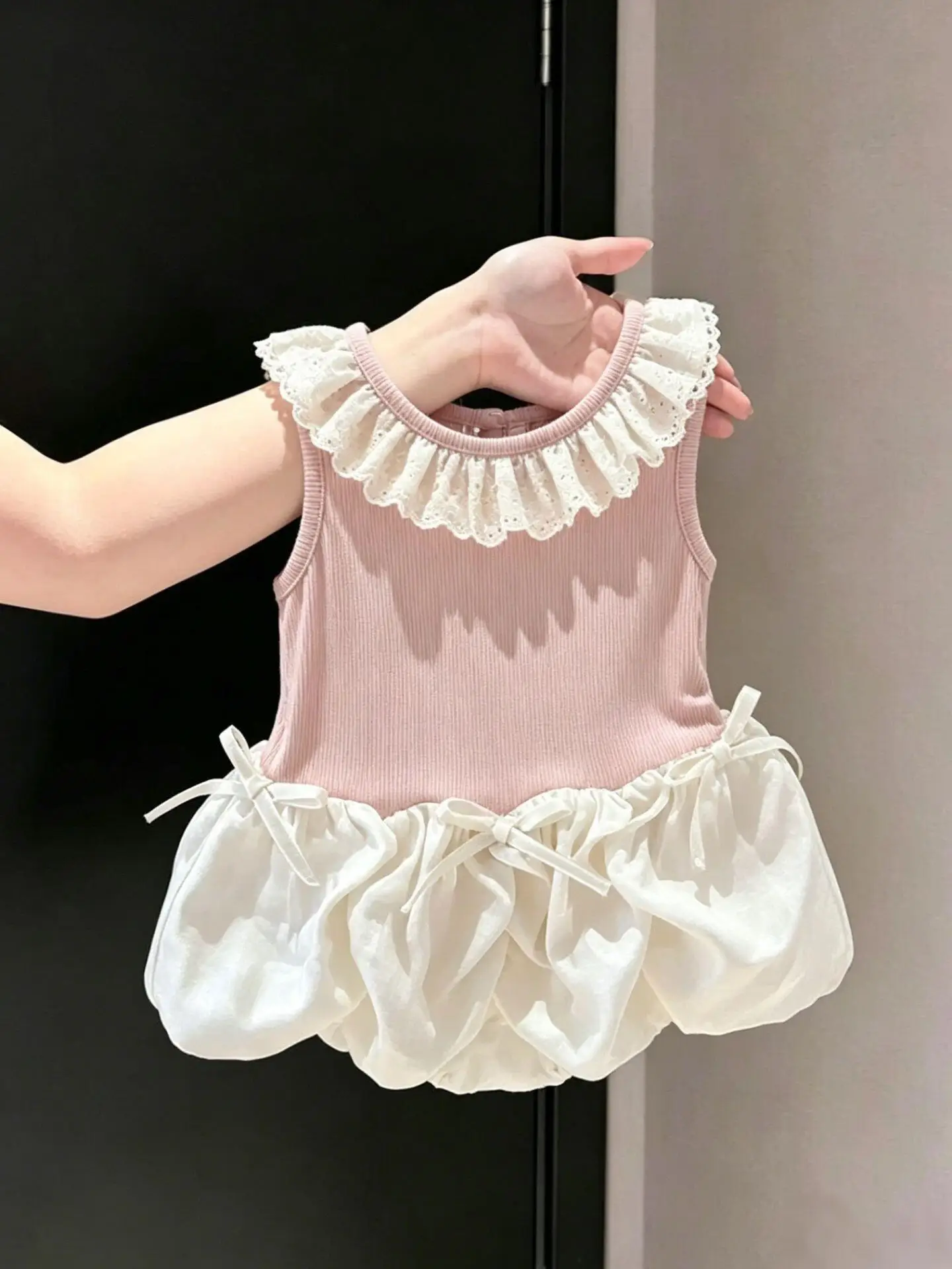 Vestido de Verão para Meninas 2026, Novo Estilo, Vestido Sem Mangas com Saia em Forma de Flor, Estilo Fofo com Laço, Vestido de Princesa Infantil