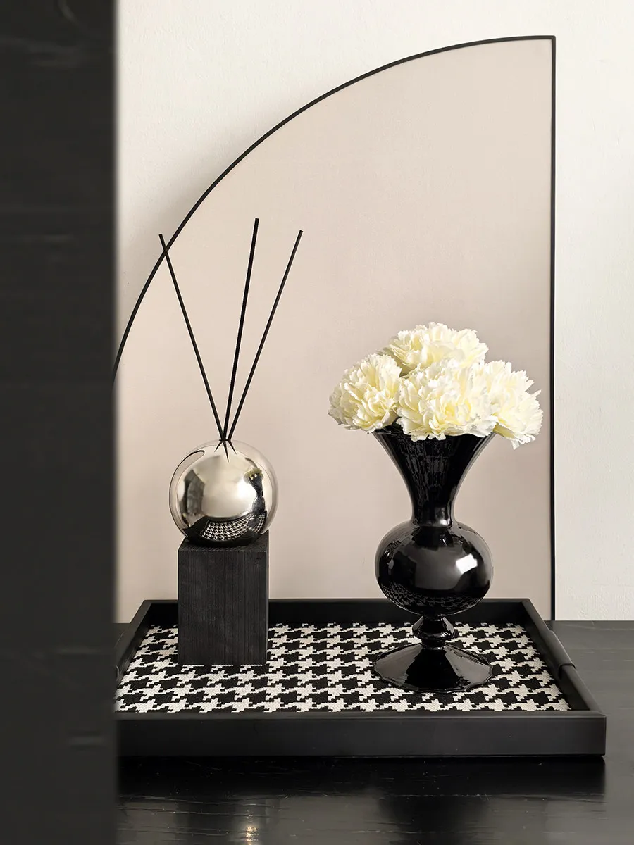 LIVETAI Vintage Black Glass Vase French Retro Hydroponic Flower Vase Elegant Centerpiece for Living Room Dining Table Home
