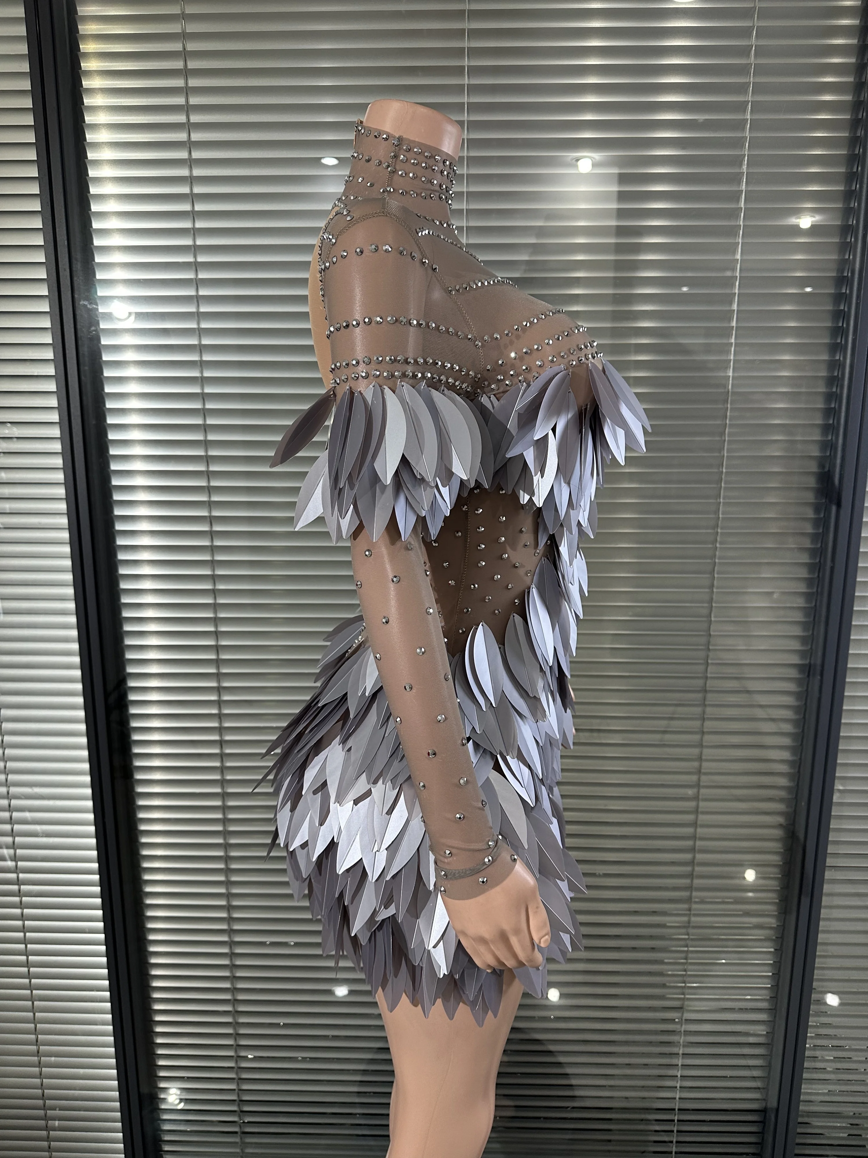 ハイネックのアバンギャルドなシアーストラップドレス、ラインストーン装飾、3Dシルバーグレーの葉っぱのようなレイヤードテクスチャ、ランウェイショー、ステージパフォーマンスに最適