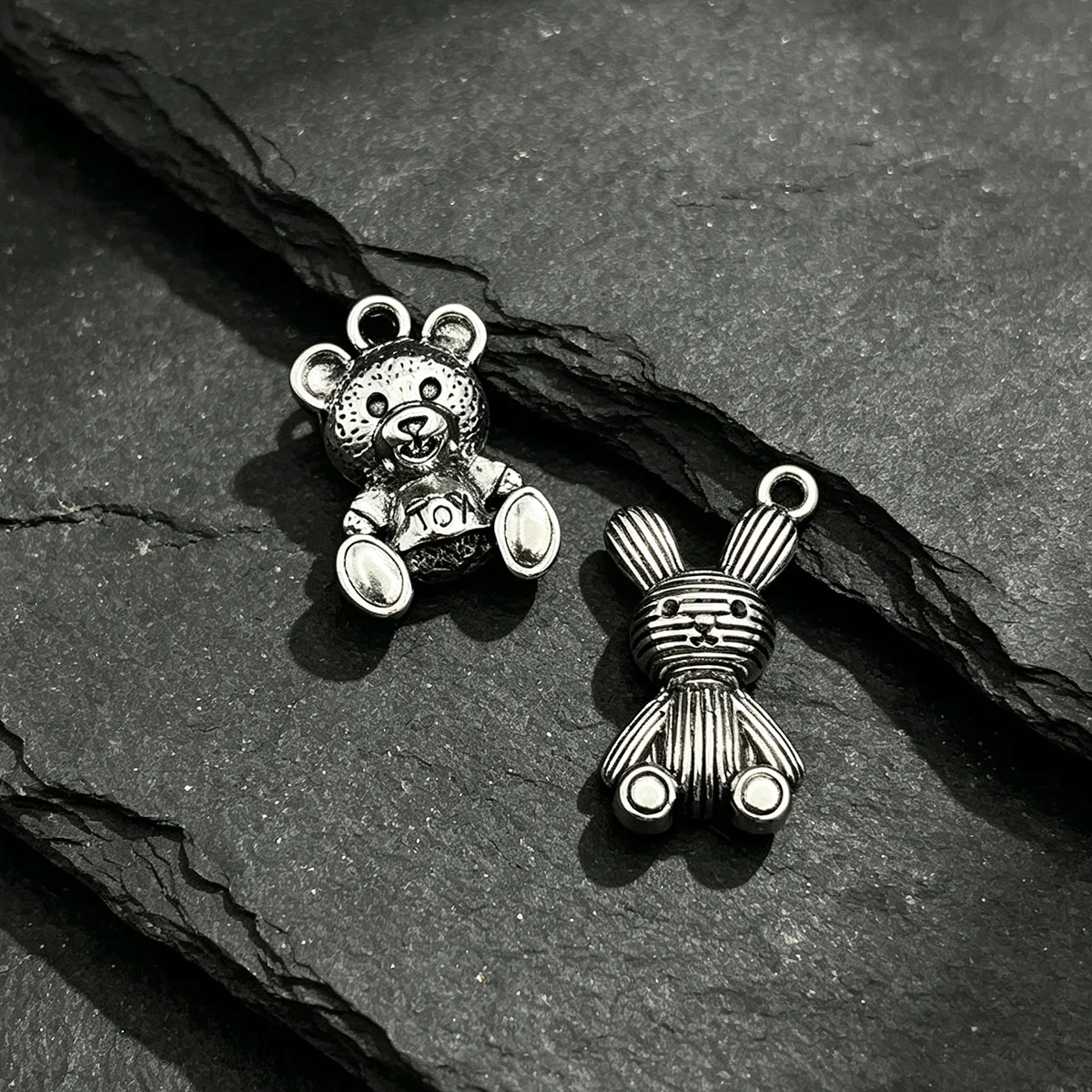 6-Piece Set of DIY Handmade Accessories, Featuring Vertical-Striped Rabbits and Toy Sitting Bears, Suitable for DIY Bracelets, Necklaces, Earrings, and Pendants, as Well as Handmade Beaded Decoration Accessories