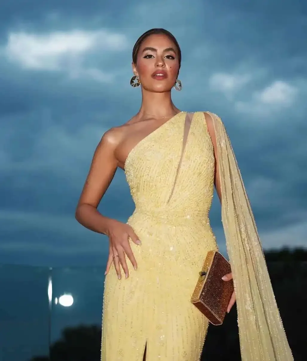 ชุดราตรีทรงเมอร์เมดผ่าสูง ไหล่เดียว แขนกุด ประดับลูกปัดและเลื่อม สำหรับงานพรอม งานเลี้ยง ยาวกรอมพื้น  รับตัดตามแบบ