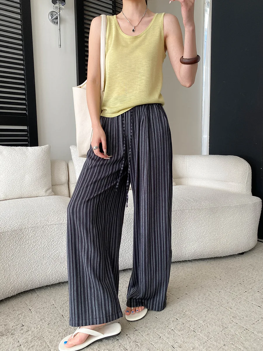 Sommerliche gestreifte, locker sitzende Freizeithose mit hoher Taille für Damen – Detail 13