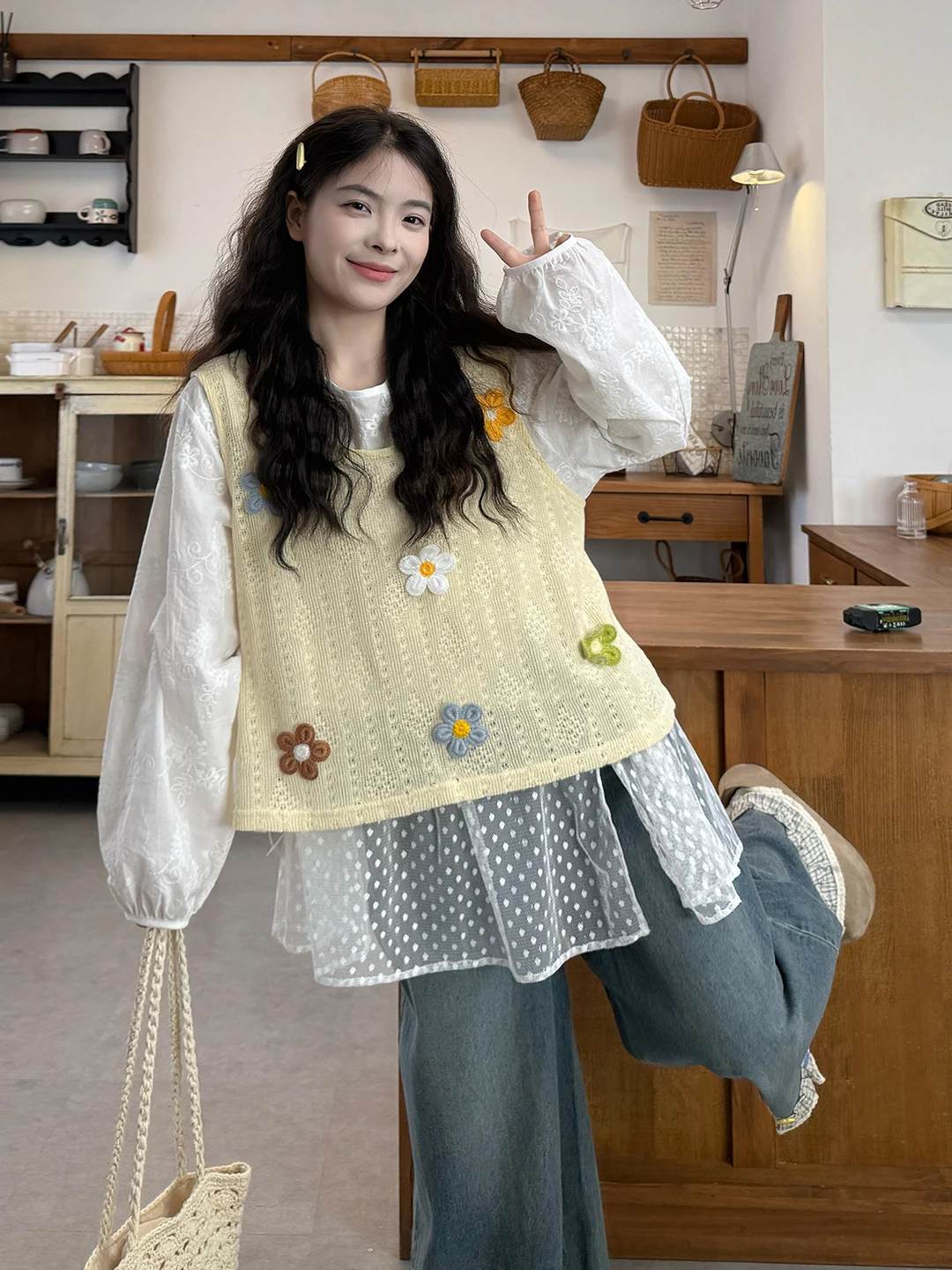 

Комплект из трех предметов: вязаная жилетка свободного кроя с цветочной вышивкой, рубашка и джинсы для женщин больших размеров, весенний повседневный комплект с высокой талией