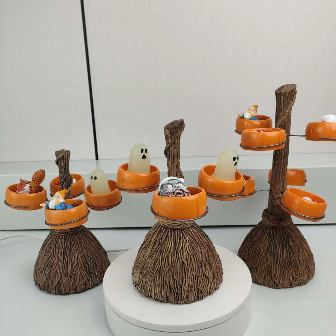 Cute Halloween Desktop Decor Stand, Pumpkin Tray Holder with Tree Stump Base, Spooky Season Home Decoration for Mini Figures