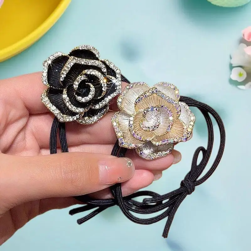 Anel de camélia de diamante fofo incluído faixa de cabeça elástica sem puxar com detalhe de flor