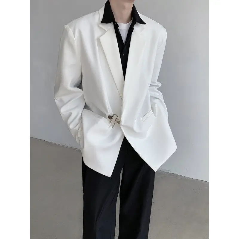 

Мужской белый костюмный пиджак: повседневный, с металлическими элементами, высококачественный, с драпировкой, с подплечниками, из кожи и полиэфирного волокна, в городском стиле