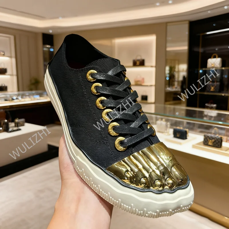 Scarpe da ginnastica in tela con design a punta metallizzata dorata Stivali da strada piatti da uomo Scarpe da lavoro alla caviglia con lacci bianche nere Scarpe casual da esterno