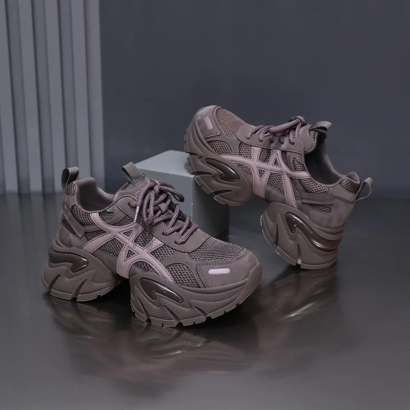 أحذية الركض الخفيفة الفاخرة الناعمة ذات النعل الناعم لزيادة الارتفاع أحذية الأب للنساء خفيفة الوزن قابلة للتنفس أحذية رياضية كاجوال عصرية