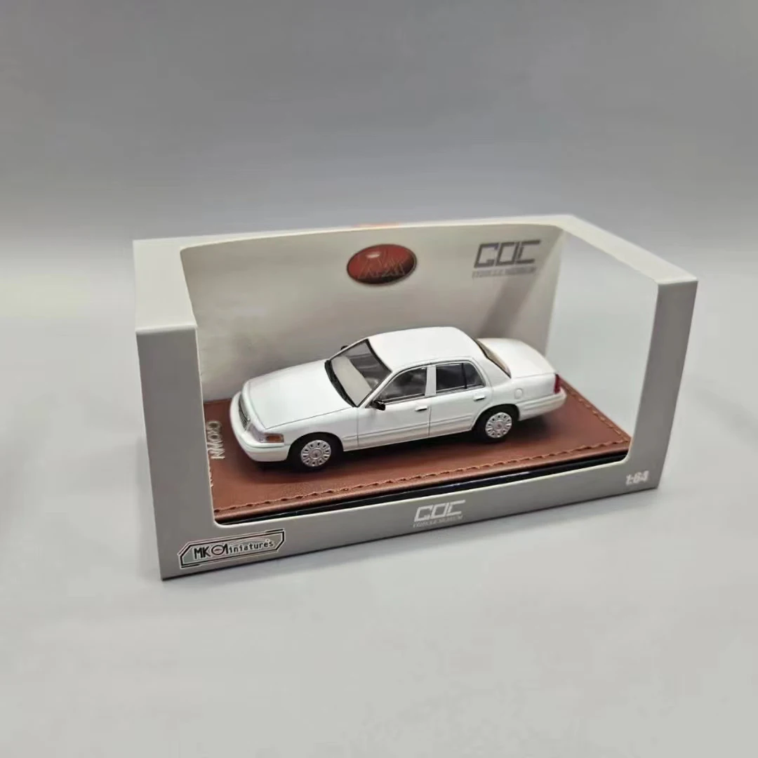 GOC In Stock 1:64 Crown Victoria Street Package White Diecast Diorama Car Model Toys