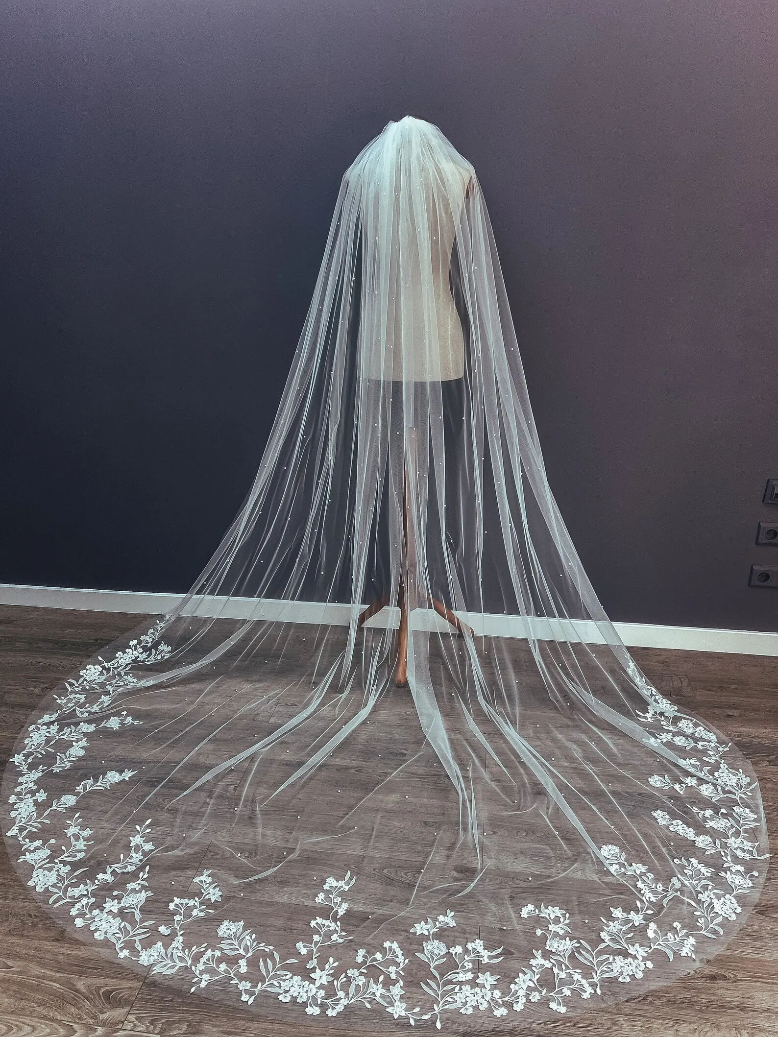 

Однослойная свадебная фата в соборе, расческа, кружевная аппликация, жемчуг, фата из тюля, женские аксессуары, свадебный аксессуар