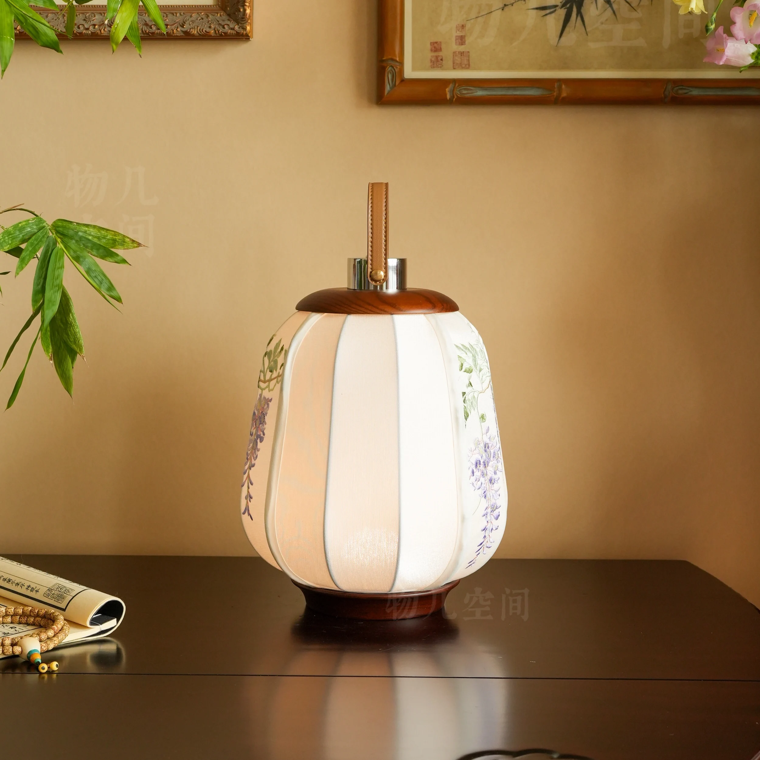 

New Chinese retro embroidery fabric calligraphy desk lamp wireless solid wood portable bedside night light