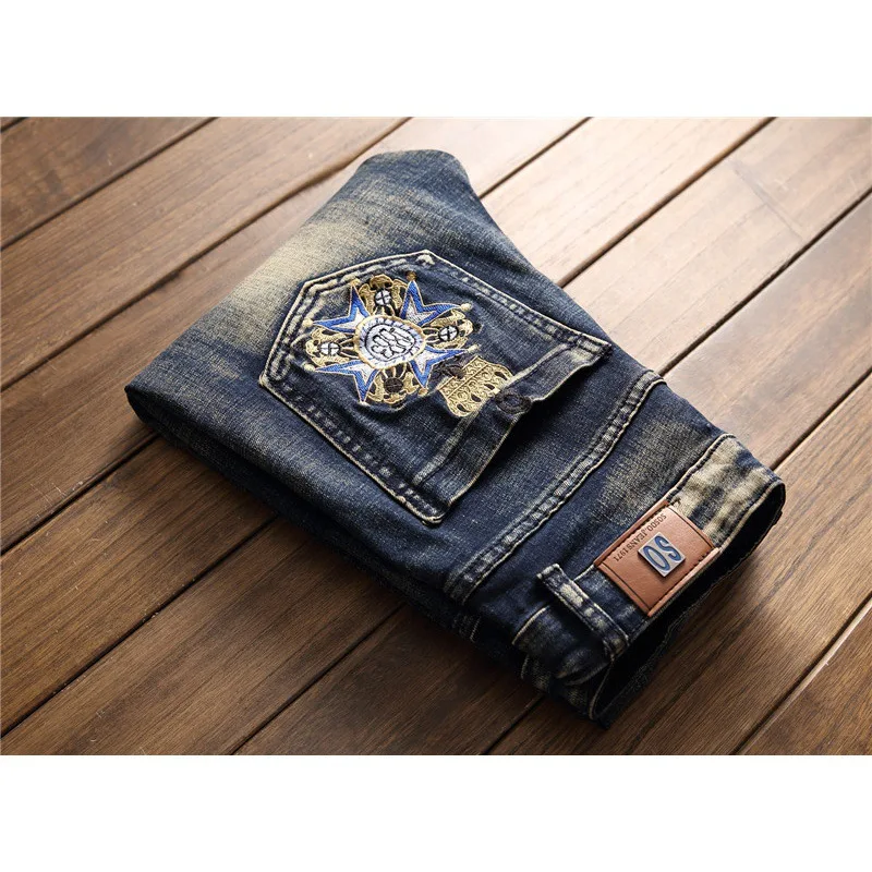 Jeans de motociclista bordado high-end masculino, calça longa, elástica, justa, bonito, retrô, com patch e buraco, design de personalidade, festa