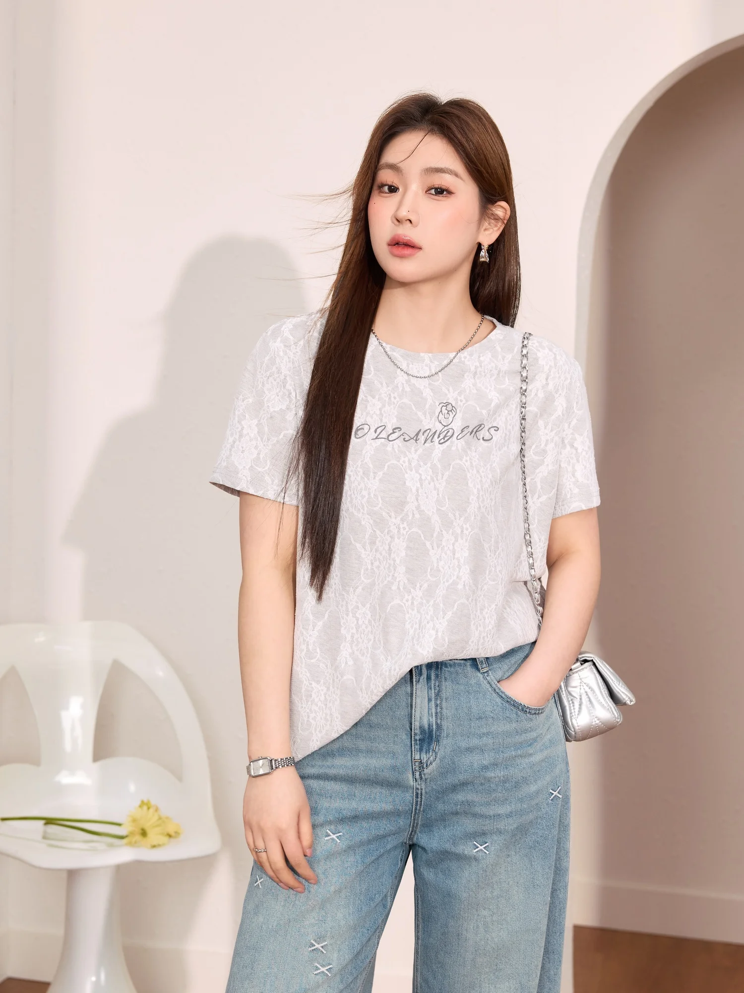 Niebieska koszulka damska plus size, wyszczuplająca, z bogatym haftem, z krótkim rękawem, letnia, luźna, wygodna, uniwersalna bluzka.