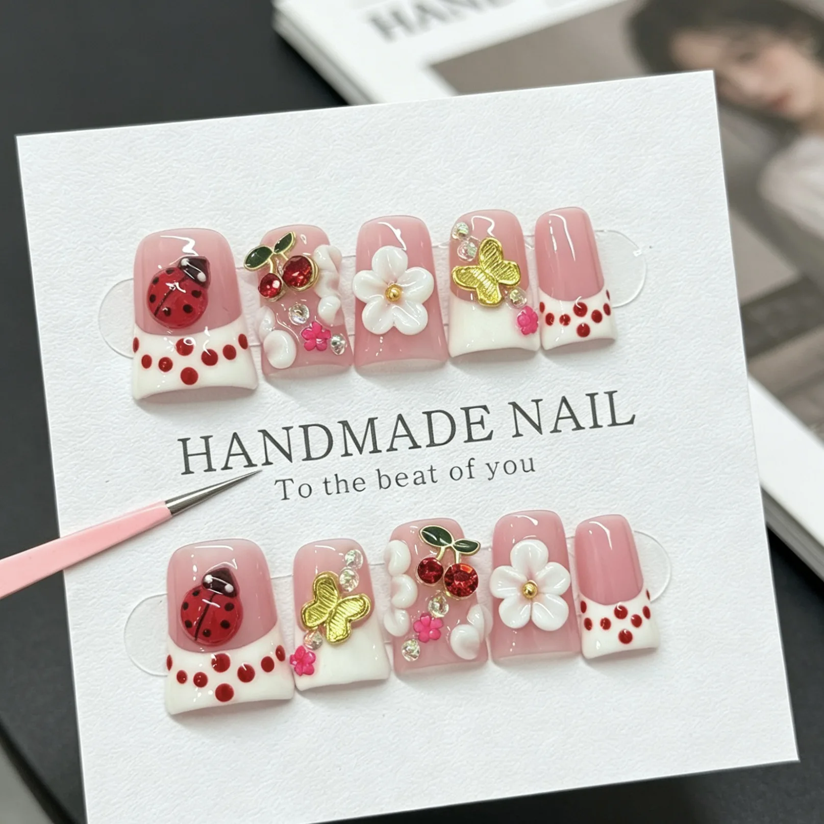 10 Stück hochwertige, niedliche Cartoon-Charaktere im handgezeichneten 3D-Stil: Käfer, Schmetterling, Blume, feine glitzernde Punkt-Diamanten handgefertigt. – Detail 7