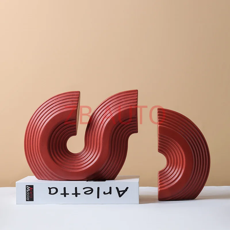 line ceramic ornaments, S-shaped bookends, modern Nordic minimalist model room, entrance hall, ancient rack accessories