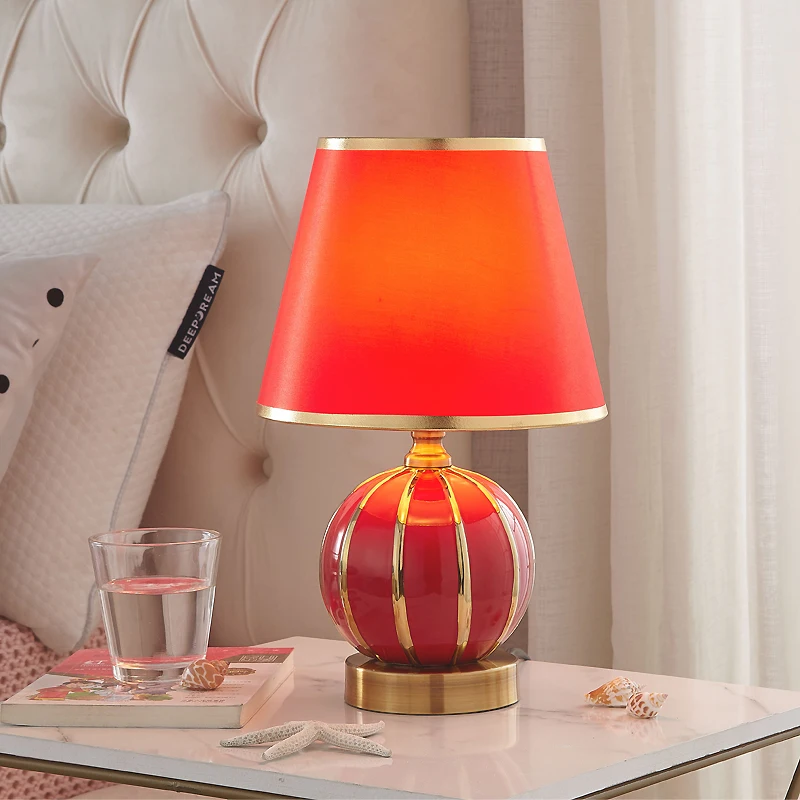 The red ceramic table lamp in the wedding room is creative, simple and warm, the bedside lamp in the bedroom, and the festive br