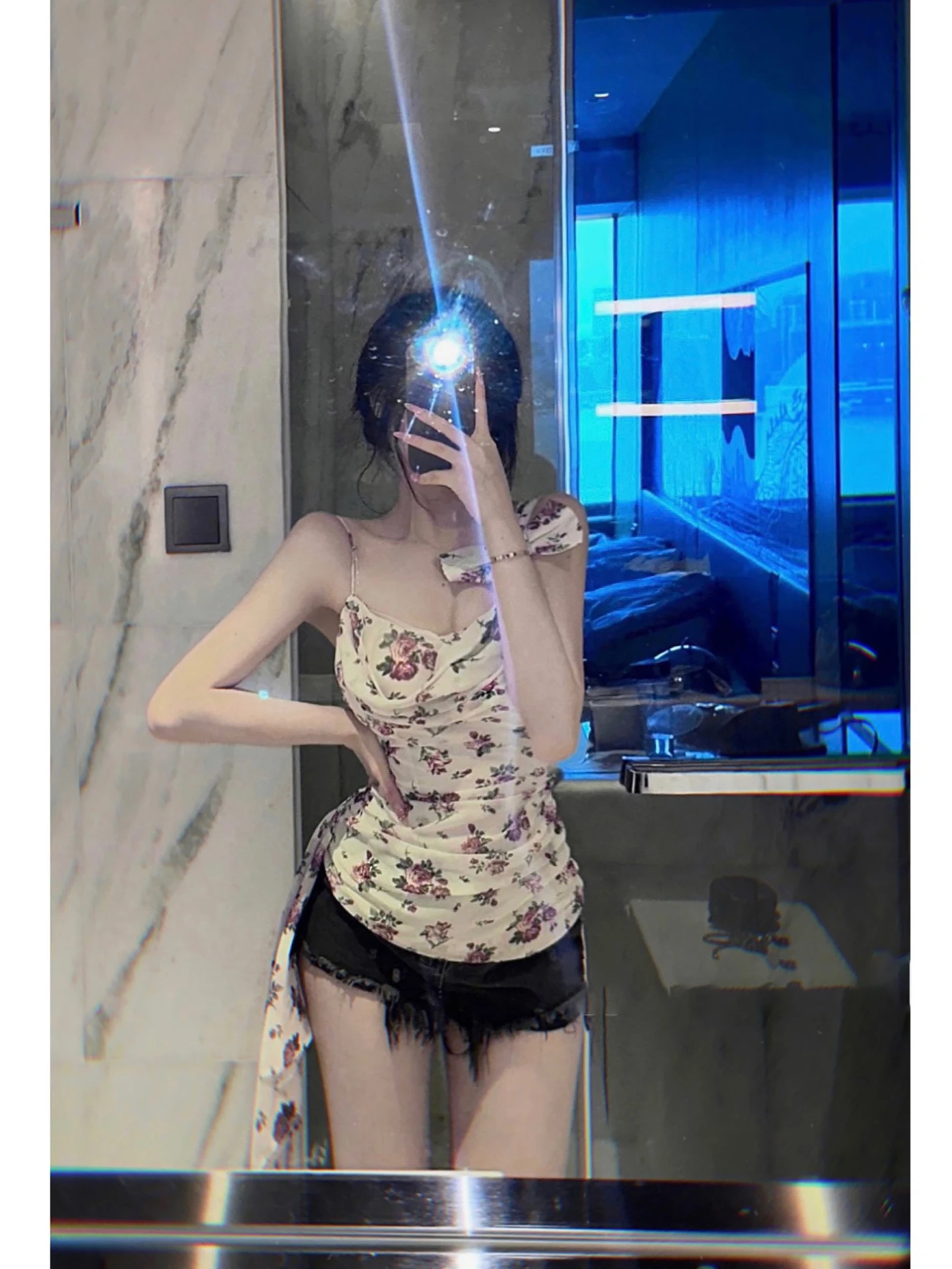 Jennie Sle Pure Desire Sexy Crop-Top mit Blumenmuster und Knoten an der Taille, geraffte Weste und Sommer-Pendler-Faion