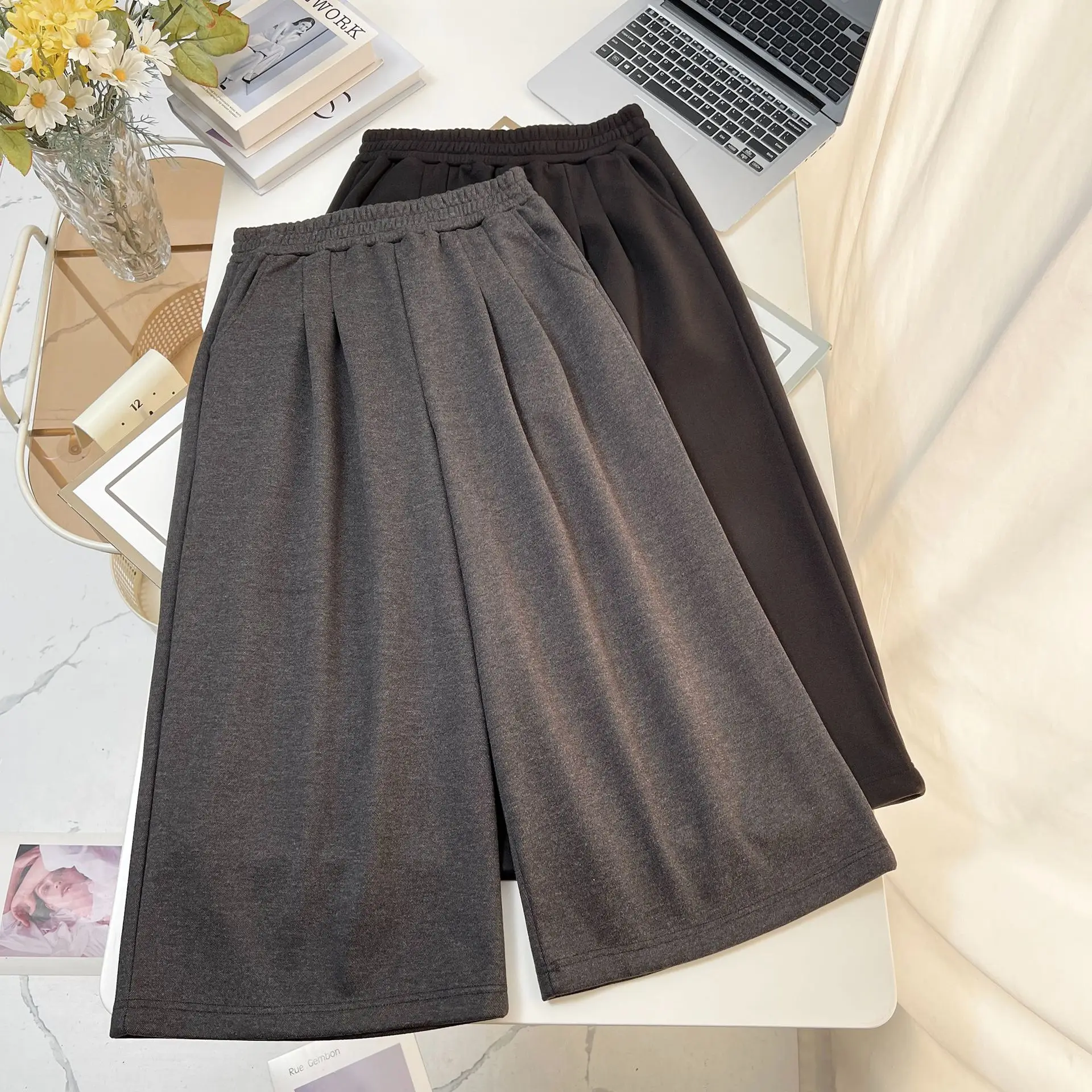 XXXXL Moda Plus Size Abbigliamento donna Pantaloni corti 2025 Autunno/Inverno Nuovo casual caldo pile e addensare pantaloni a gamba larga 462