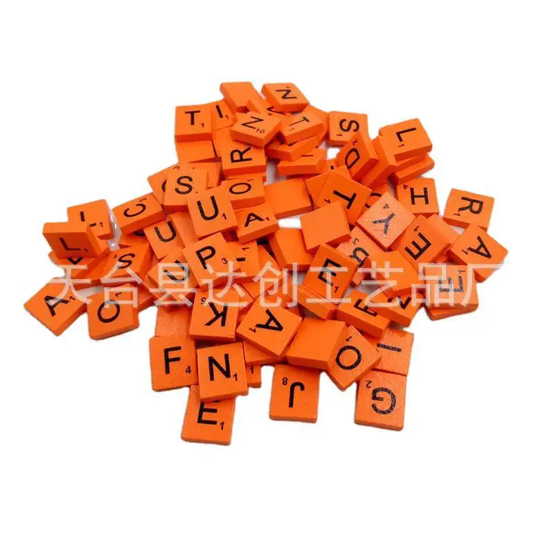 Uma variedade de 26 quadrados coloridos de pinho do alfabeto inglês, quebra-cabeças de educação infantil, lascas de madeira do alfabeto europeu